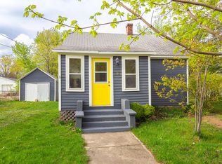 209 Sycamore St E, Three Oaks, MI 49128