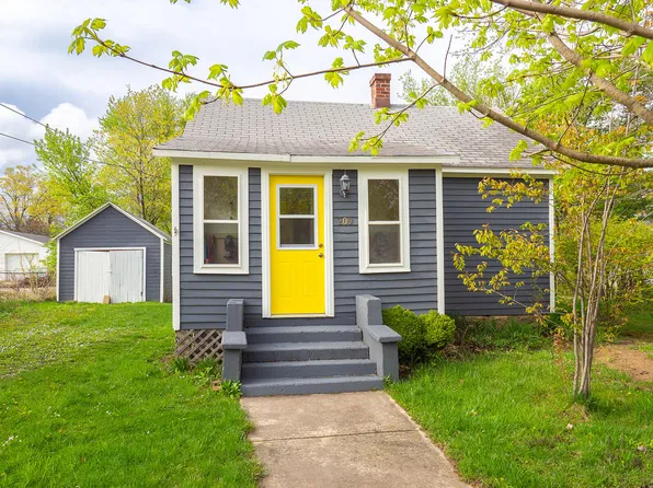 209 Sycamore St E, Three Oaks, MI 49128
