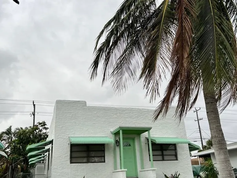 909 N B St — Photo 1