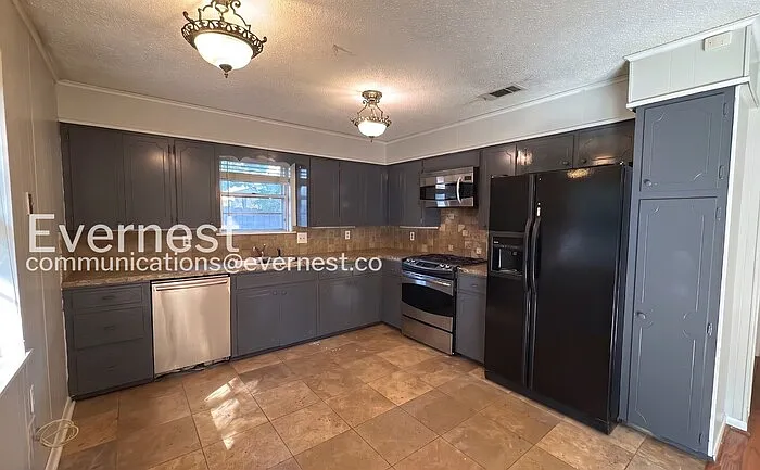 3 bed, 2.0 bath, 1601 sqft, $1,595 — Photo 4