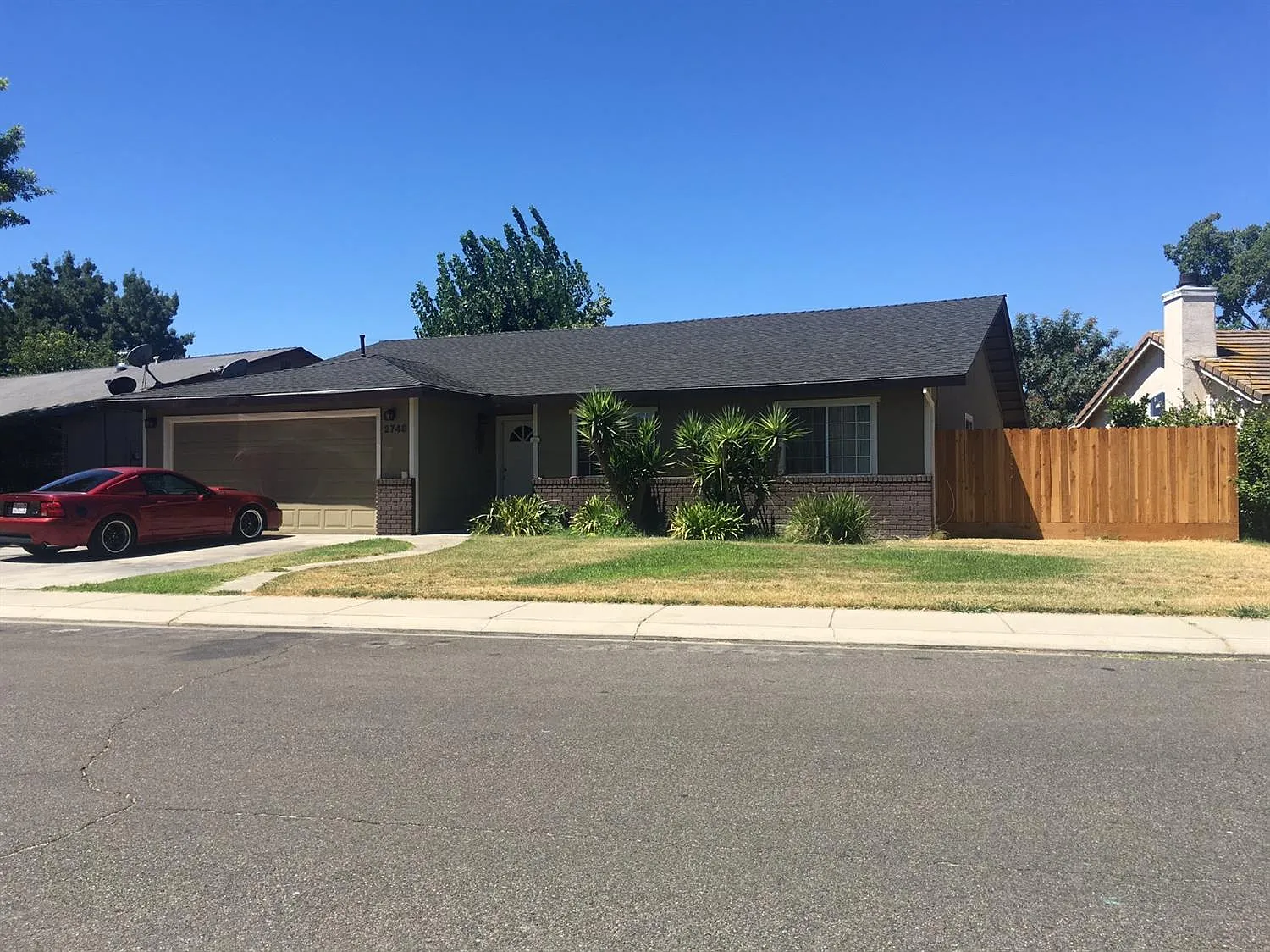 2748 Riverbend Dr photo 1