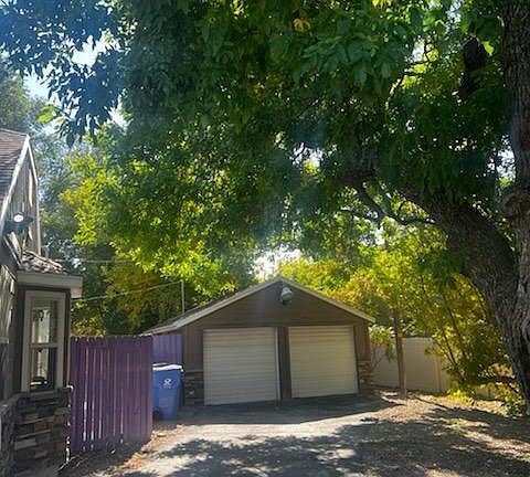 5th image of 918 E College St