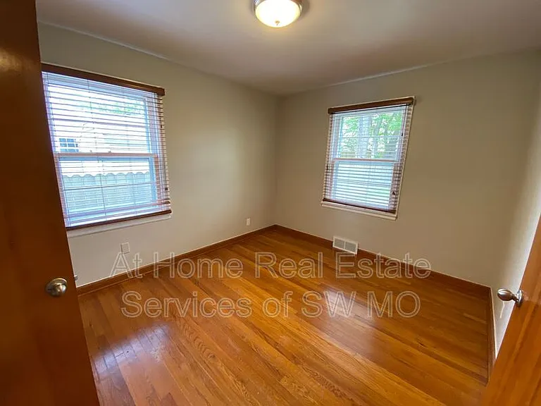 1526 S Kentwood Ave — Photo 13