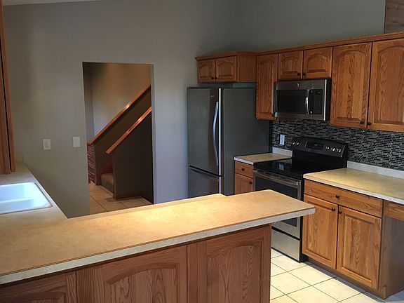 Updated Kitchen / SS Appl