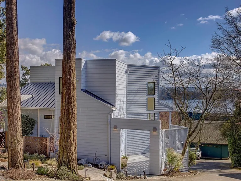 8315 NE Juanita Dr — Photo 1