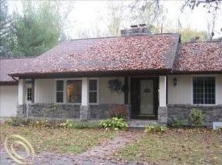 9870 Mandon Rd, White Lake, MI 48386