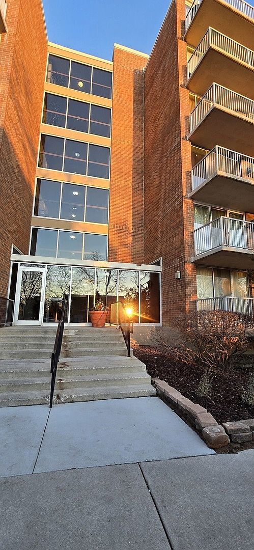 2211 S Highland Ave APT 4A, Lombard, IL 60148 | Zillow