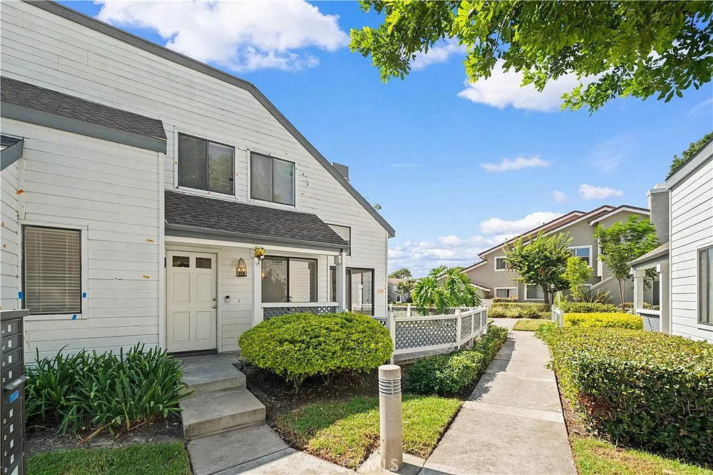 2 bed, 2.5 bath, 1052 sqft, $3,900 — Photo 3