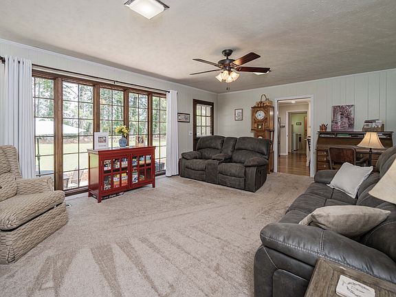 3rd image of 616 Maple Ln