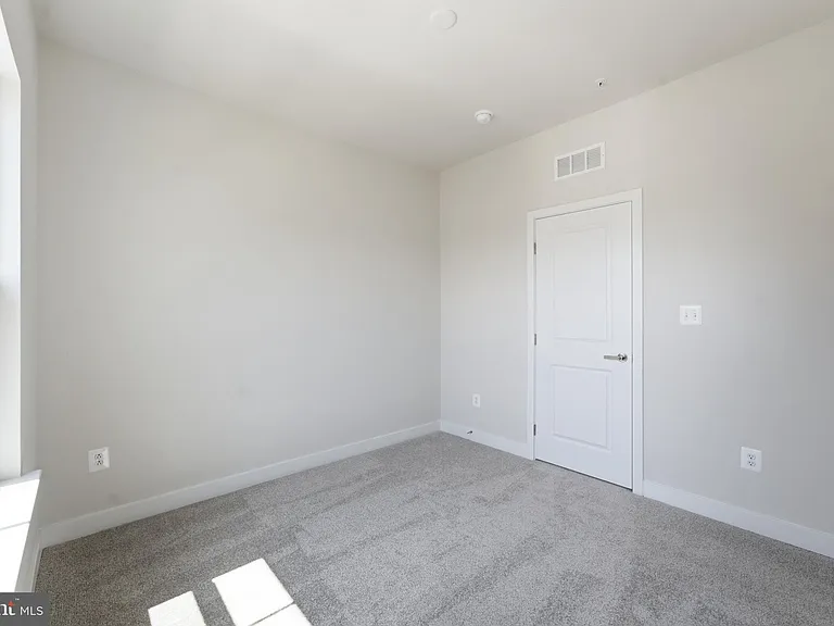 16130 Hyde Park Pl — Photo 18