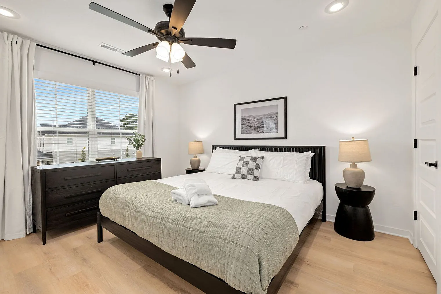 3 bed, 2.0 bath, 1431 sqft, $3,519 — Photo 4