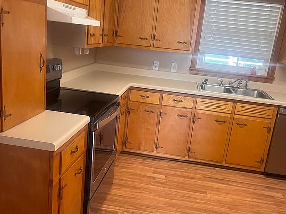 3rd image of 808 Sunny Ln