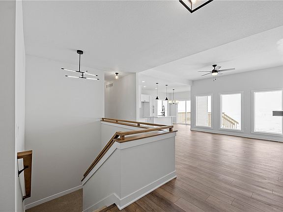 2nd image of 717 NE Country Meadow Dr