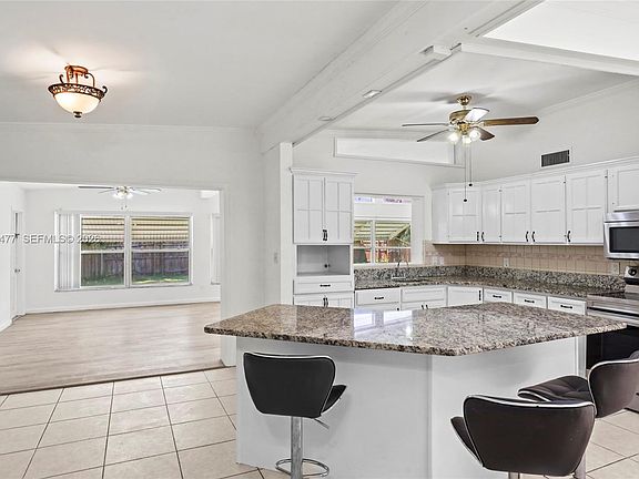 4th image of 310 Olive Ave