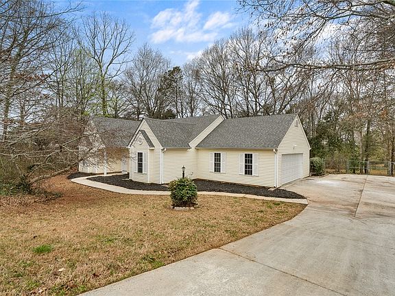 2nd image of 803 Mountainview Pl