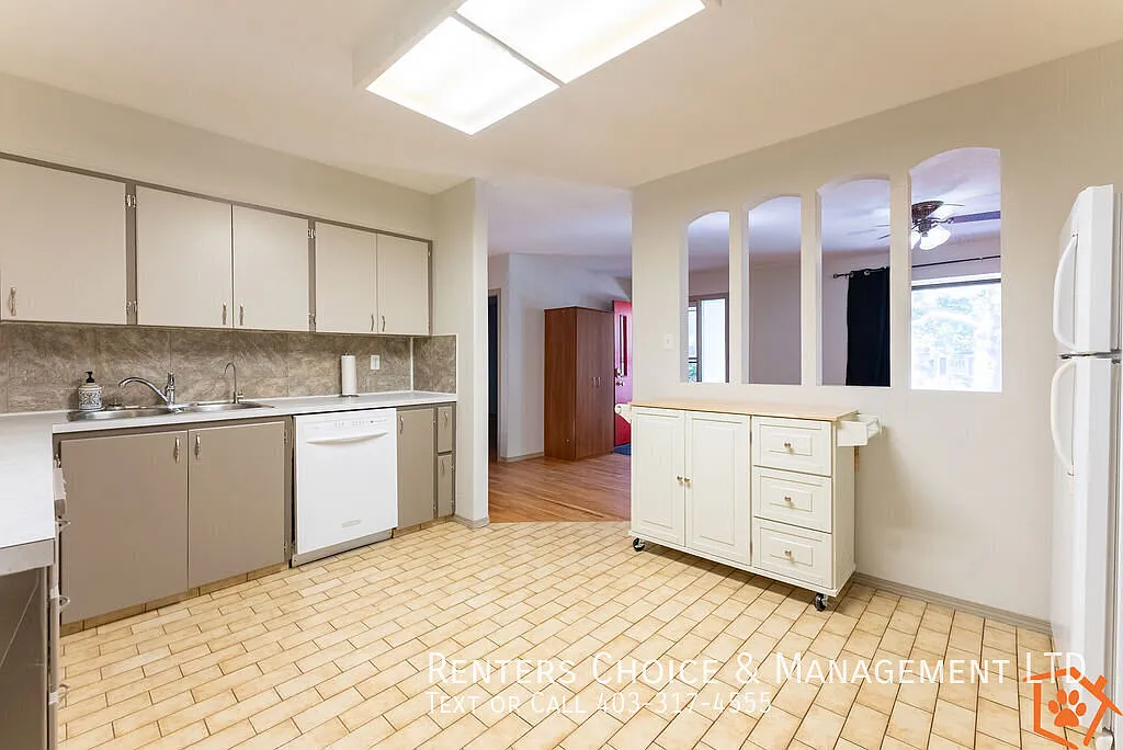 Main Floor 2 bedroom With AC, Utilities Included — Photo 4