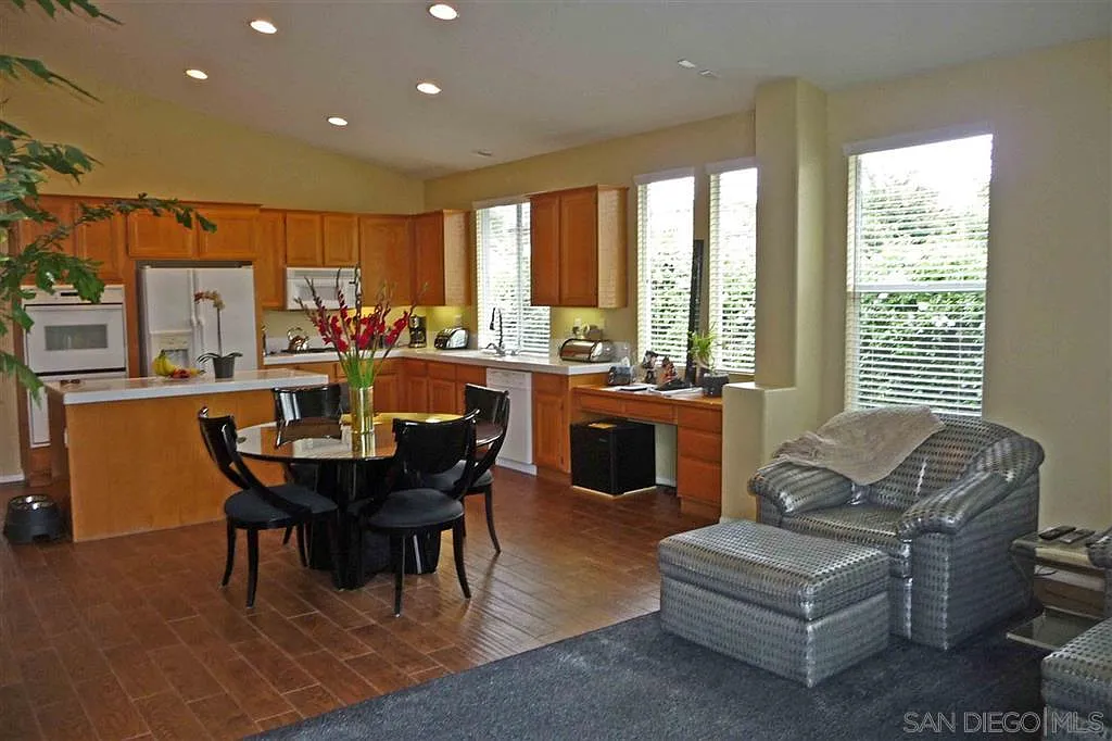 3 bed, 1963 sqft, $7,440 — Photo 2