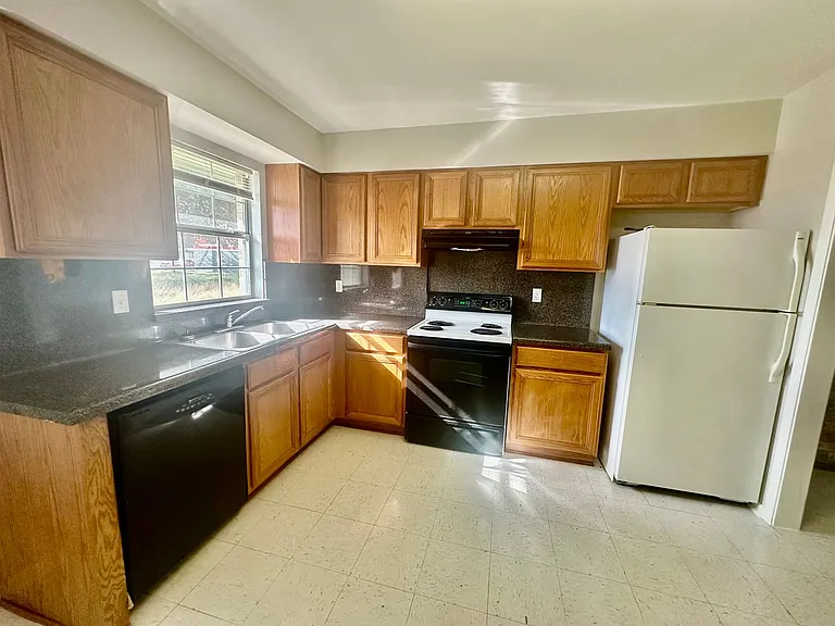 132 S Mansfield St #A — Photo 9