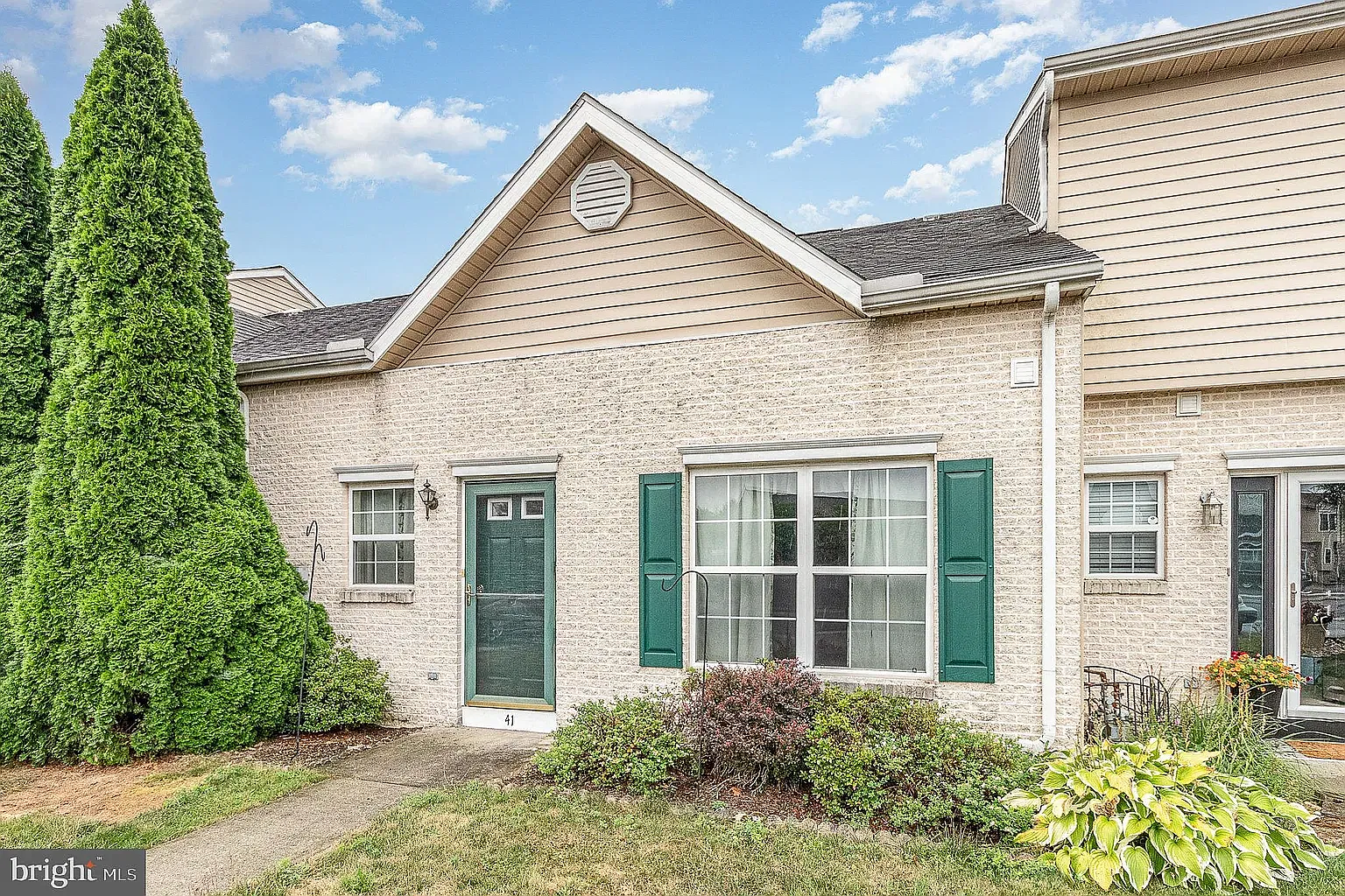 41 Johns Dr — Photo 2