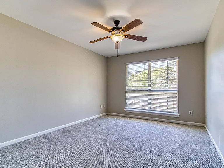 310 W Taylors Xing — Photo 34