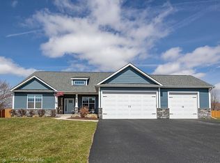 985 Hamilton Dr, Sycamore, IL 60178