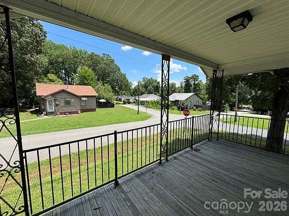 4th image of 208 Bell St