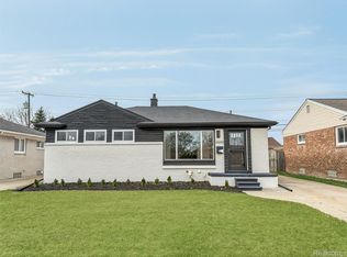 26049 Fernwood St, Roseville, MI 48066