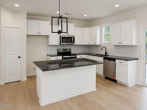 4th image of 409 Pecan Valley Way