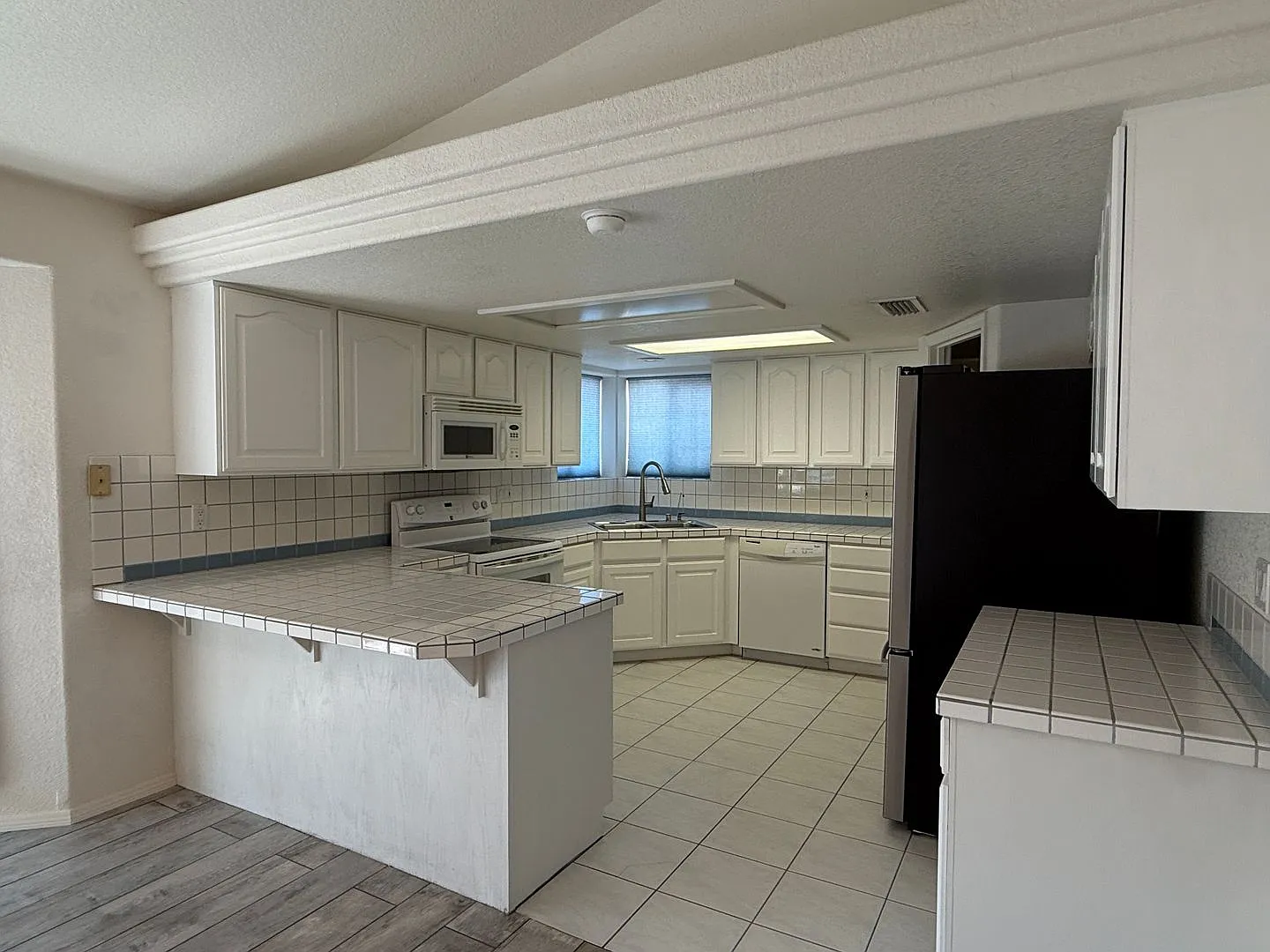 Unfurnished Long Term House- Lakeside of Hwy — Photo 3