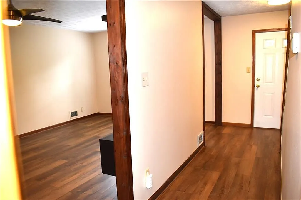 3 bed, 3.0 bath, 1536 sqft, $2,300 — Photo 2