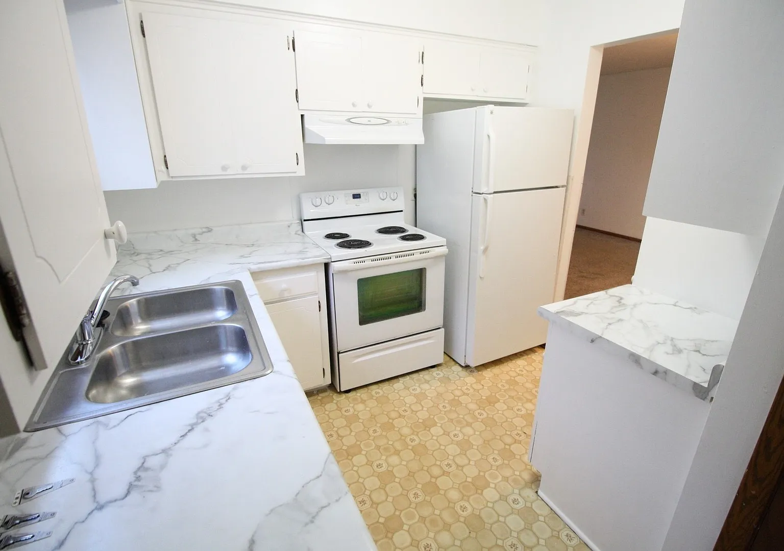 Beautiful 2 Bedroom/1 Bathroom Townhome Close To Mall Of America - Available 5/01 - $1,600/Month — Photo 3