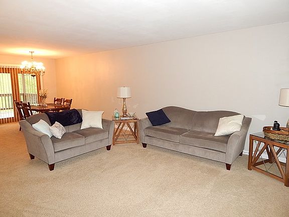 3rd image of 1126 Meadow Ln