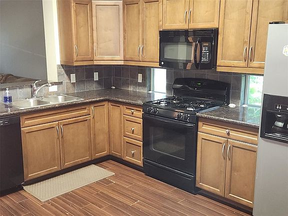 3rd image of 255 Fieldstone Pl