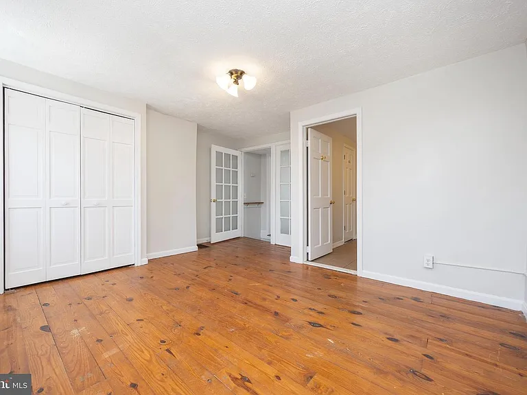206 E Cross St — Photo 21