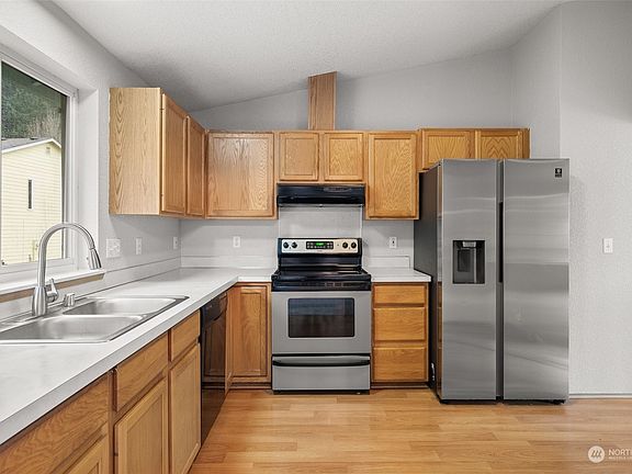 4th image of 1532 Mapleridge Drive NE