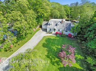 194 Connetquot Dr, Oakdale, NY 11769