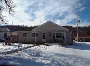 1022 N 2nd St, Guttenberg, IA 52052