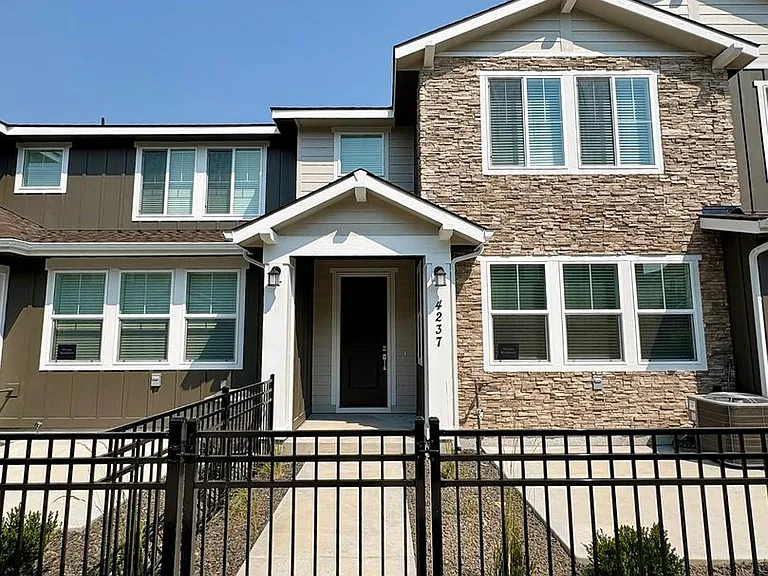 4237 W Flint Dr — Photo 2
