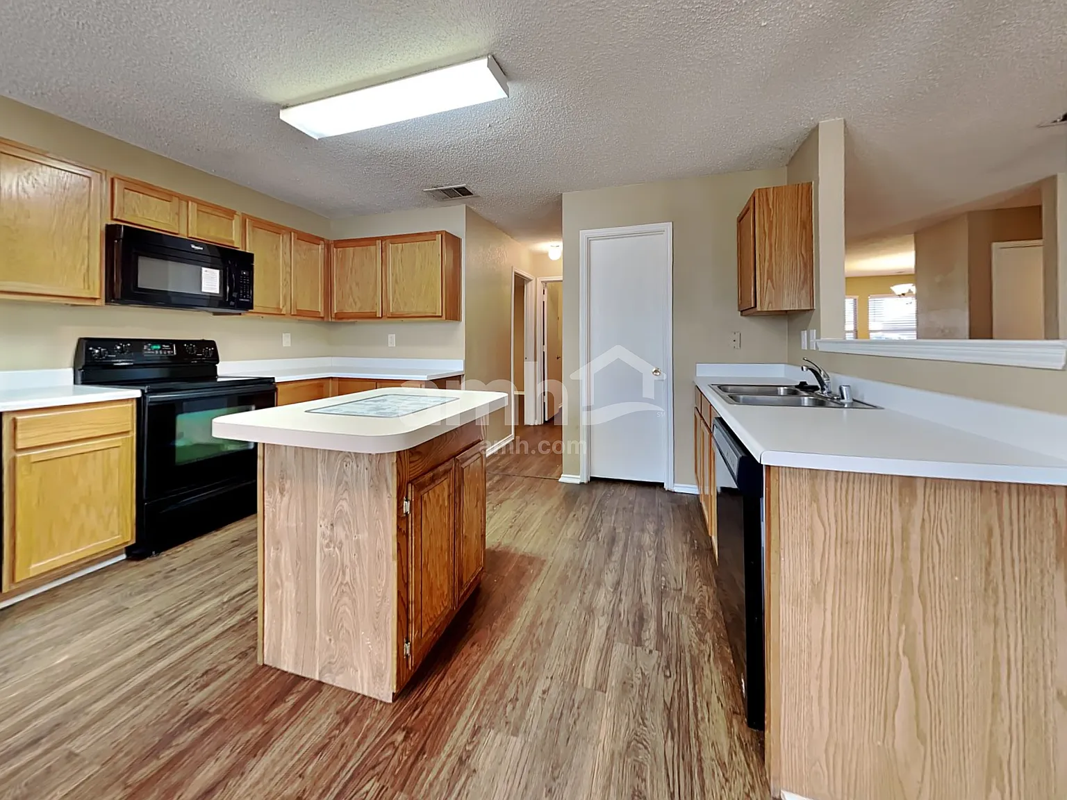 4 bed, 2.5 bath, 2611 sqft, $2,455 — Photo 3