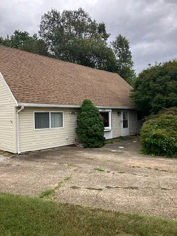 4 bed, 2552 sqft, $2,700 — Photo 2