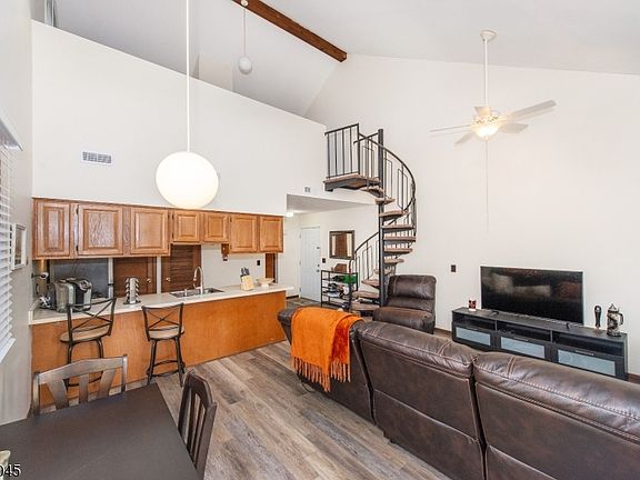 4th image of 1 Deer Valley Ln #2