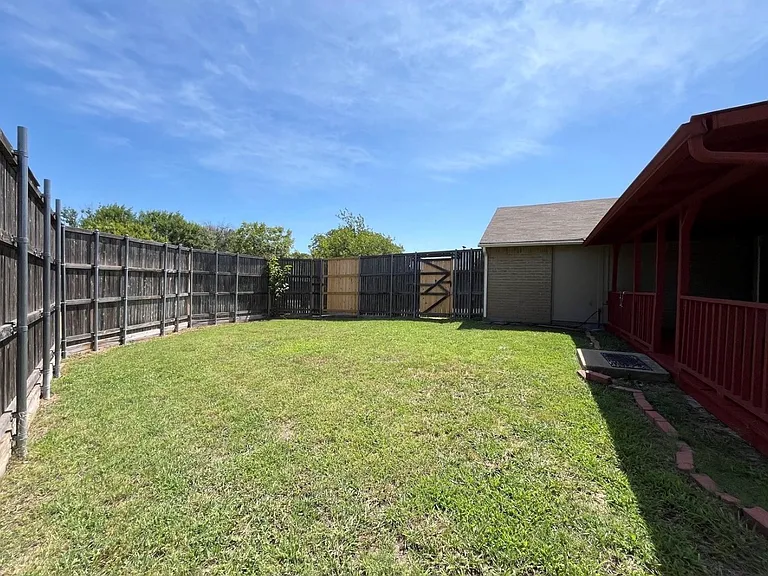 515 English Oak St — Photo 10