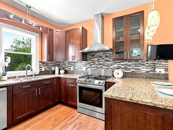 5th image of 223 Webster St