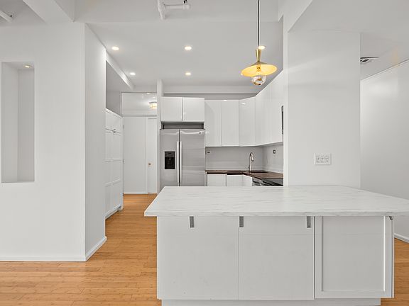 4th image of 208 W 30th St Rm 501