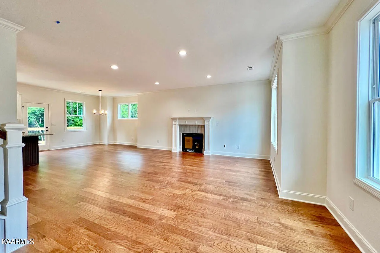 3 bed, 2.5 bath, 2116 sqft, $3,200 — Photo 3