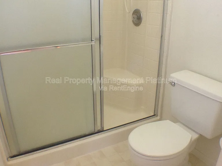 675 N Claremont Ave — Photo 20