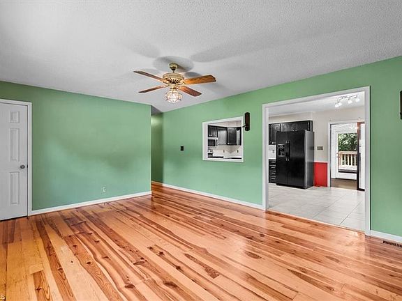 3rd image of 1013 Gladstone Rd