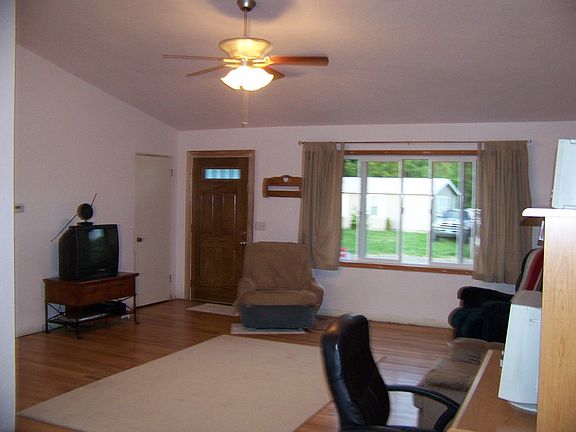 Main Living w/ Vaulted Ceilings