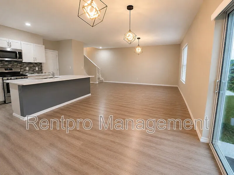 4 bed, 2.5 bath, 2100 sqft, $2,499 — Photo 4