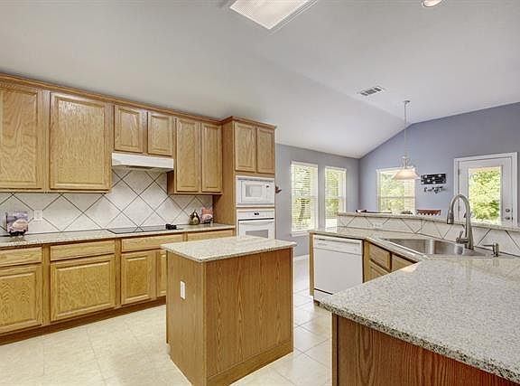 3rd image of 116 McLeod Pl